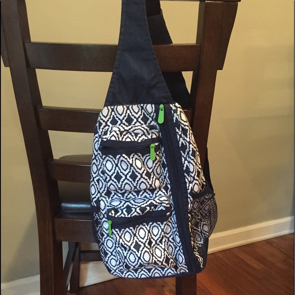 Thirty One Sling back bag. Navy Perfect Pendent